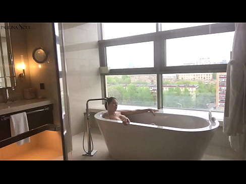 ❤️ Mtoto mkubwa anapepesuka kwa shauku kutoka kwenye kitumbua chake bafuni Video ya kutatanisha ❌❤
