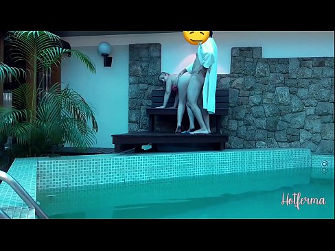 ❤️ Bosi anamwalika kijakazi kwenye bwawa, lakini hakuweza kupinga joto kali Video ya kutatanisha ❌❤